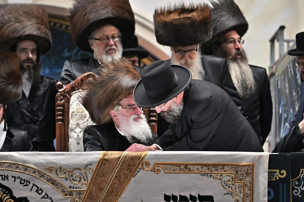 אלפים בשמחת בית ויז'ניץ ופרמישלאן  במתחם הדי סיטי בירושלים