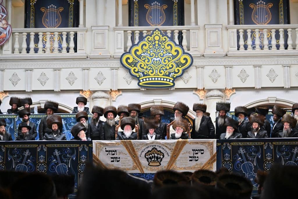 אלפים בשמחת בית ויז'ניץ ופרמישלאן  במתחם הדי סיטי בירושלים