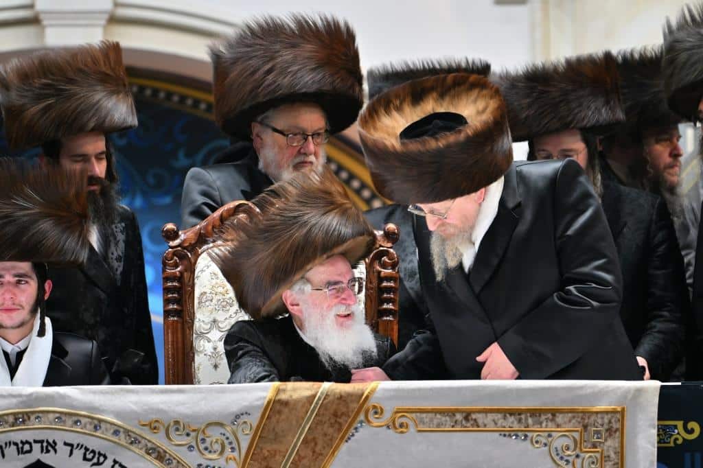 אלפים בשמחת בית ויז'ניץ ופרמישלאן  במתחם הדי סיטי בירושלים