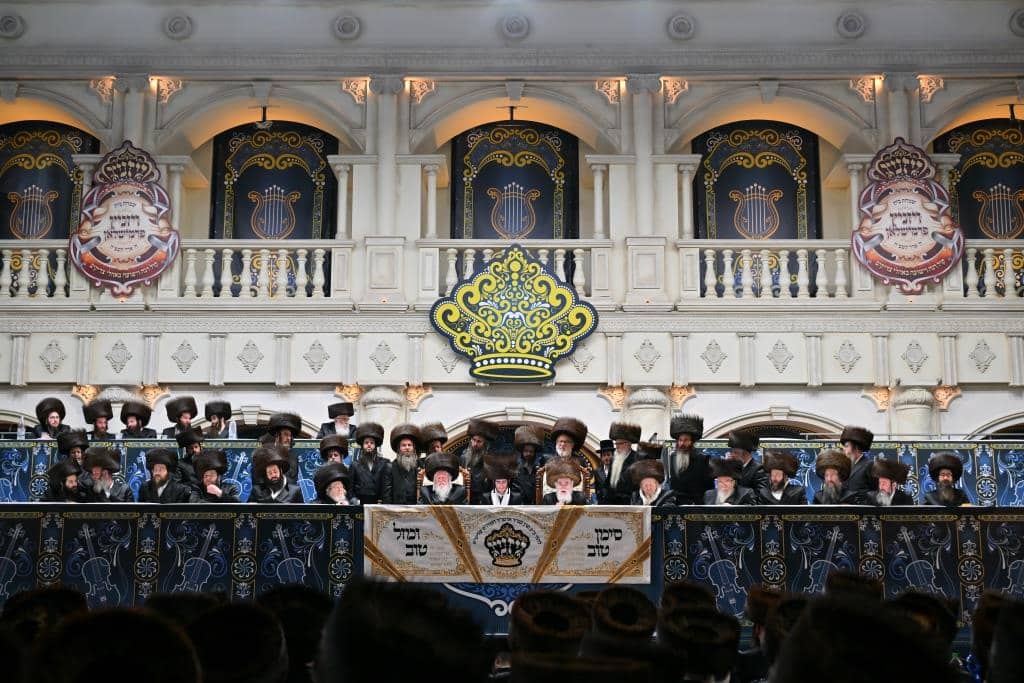 אלפים בשמחת בית ויז'ניץ ופרמישלאן  במתחם הדי סיטי בירושלים