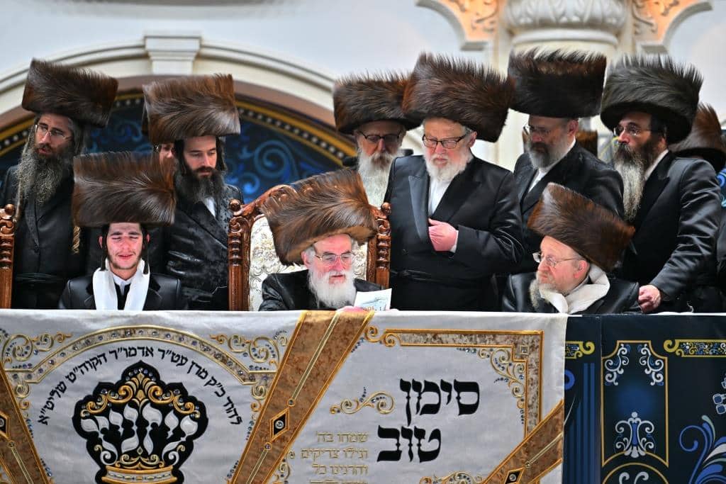 אלפים בשמחת בית ויז'ניץ ופרמישלאן  במתחם הדי סיטי בירושלים