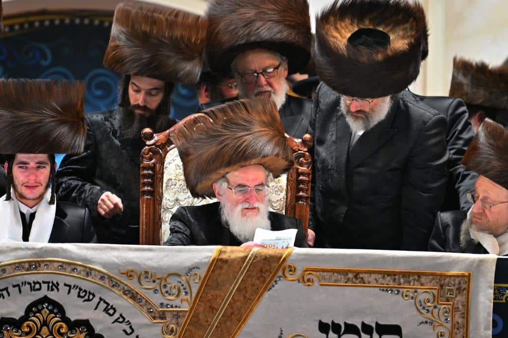 אלפים בשמחת בית ויז'ניץ ופרמישלאן  במתחם הדי סיטי בירושלים