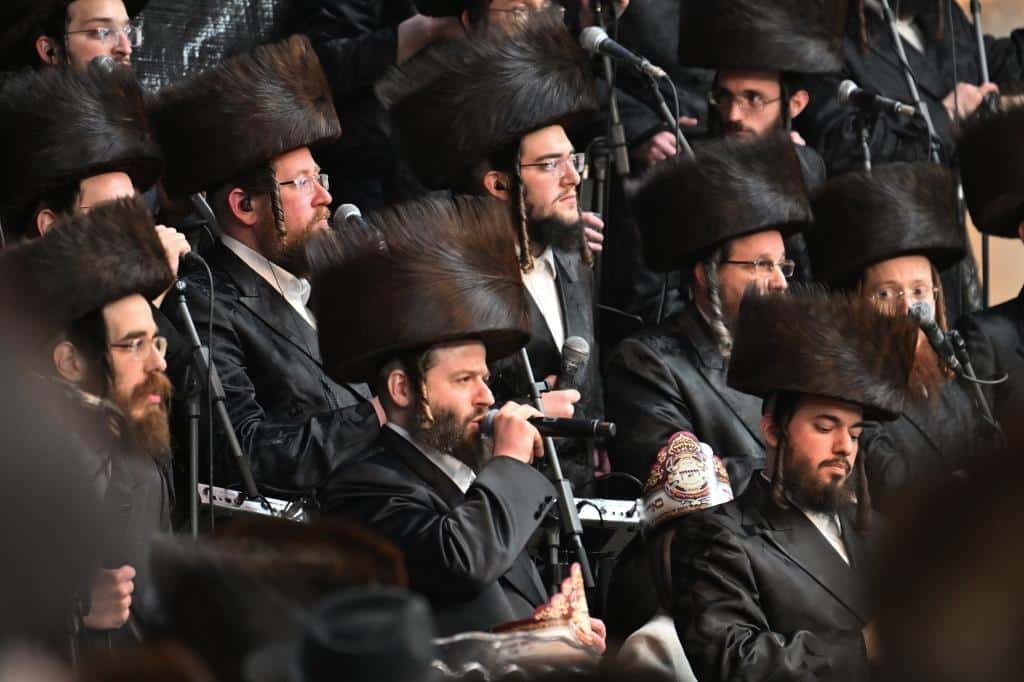 אלפים בשמחת בית ויז'ניץ ופרמישלאן  במתחם הדי סיטי בירושלים