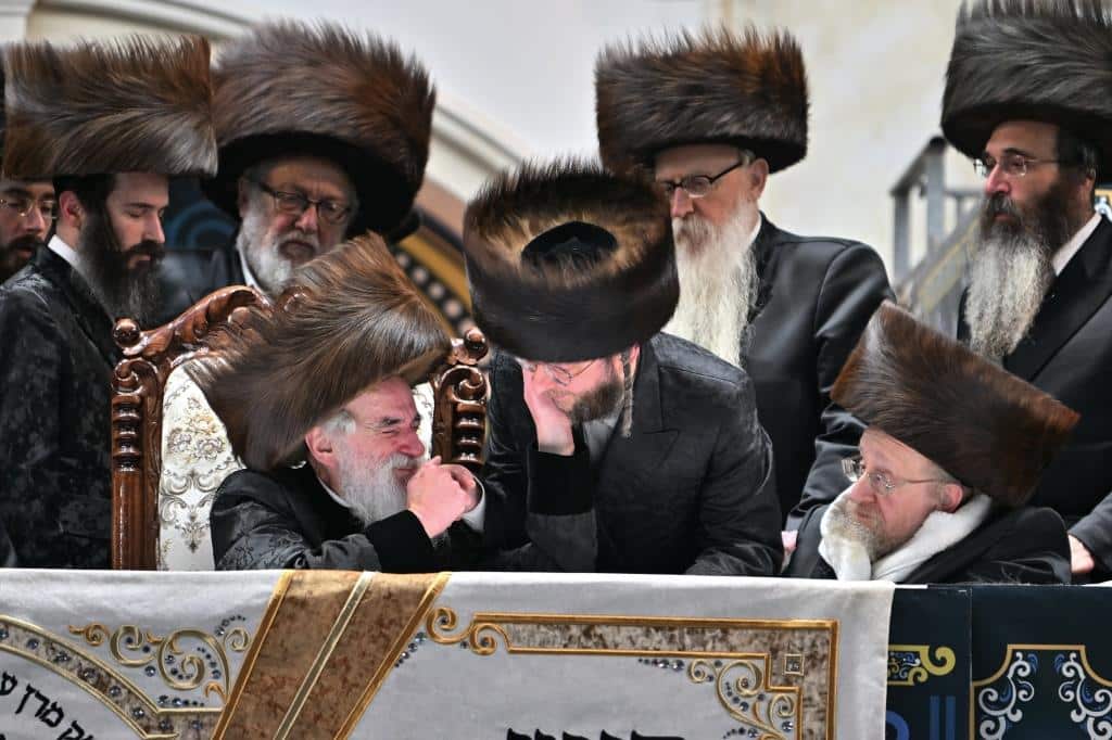 אלפים בשמחת בית ויז'ניץ ופרמישלאן  במתחם הדי סיטי בירושלים