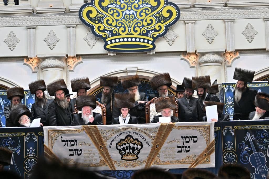 אלפים בשמחת בית ויז'ניץ ופרמישלאן  במתחם הדי סיטי בירושלים