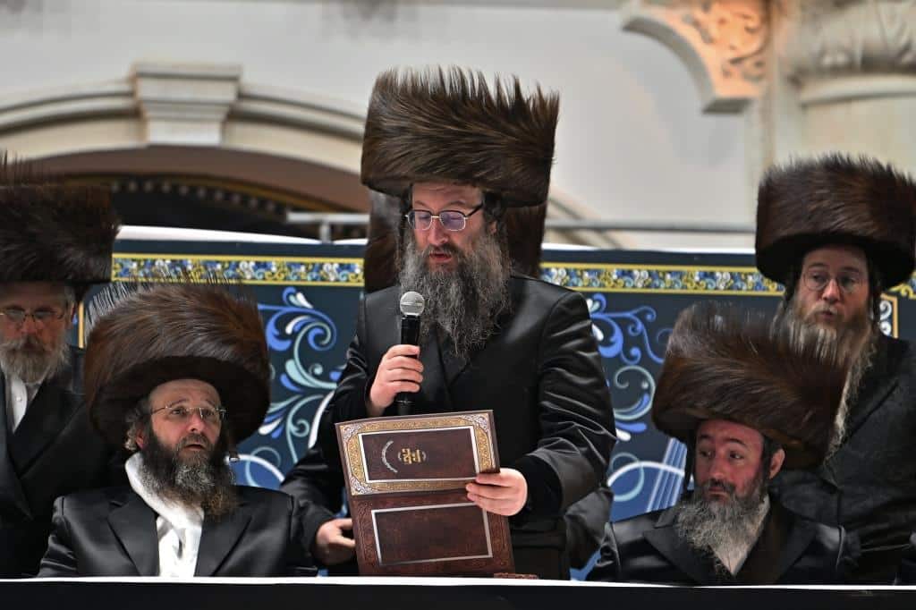 אלפים בשמחת בית ויז'ניץ ופרמישלאן  במתחם הדי סיטי בירושלים