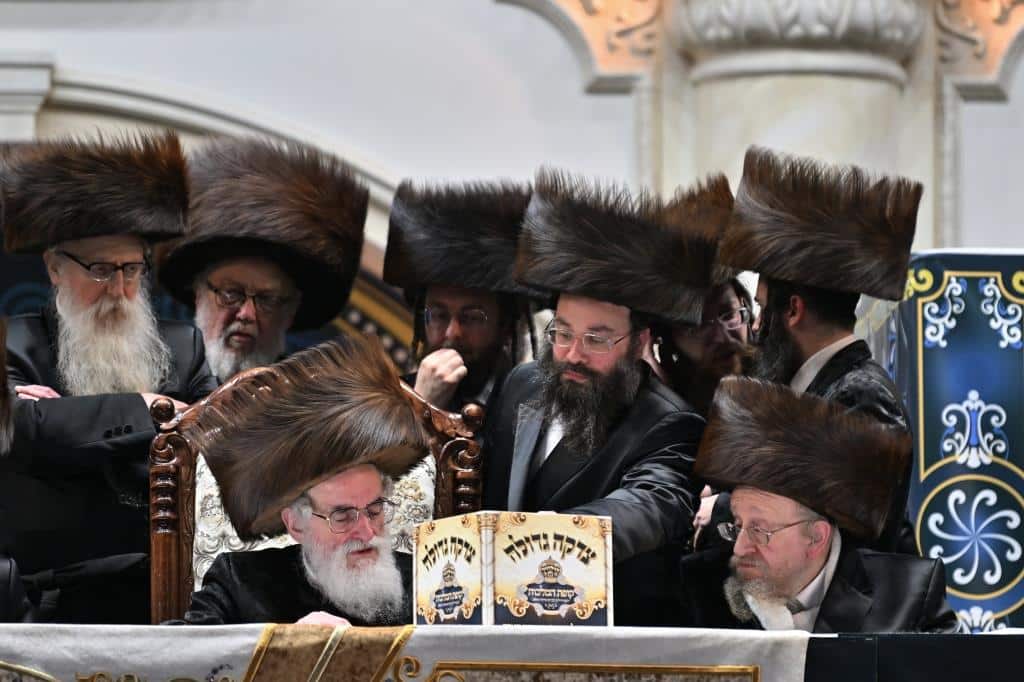 אלפים בשמחת בית ויז'ניץ ופרמישלאן  במתחם הדי סיטי בירושלים