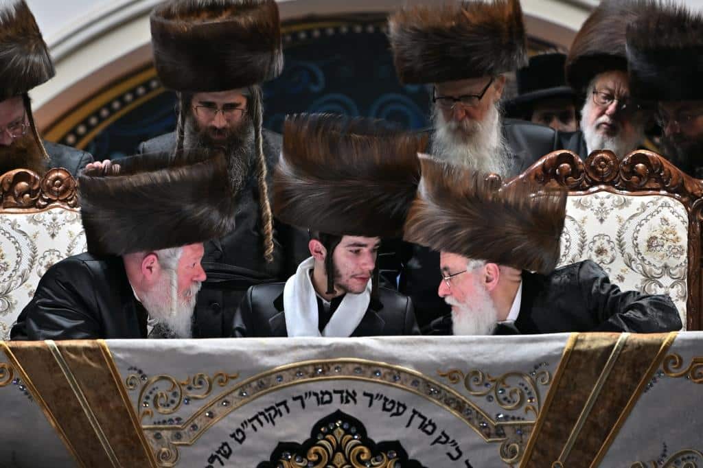 אלפים בשמחת בית ויז'ניץ ופרמישלאן  במתחם הדי סיטי בירושלים