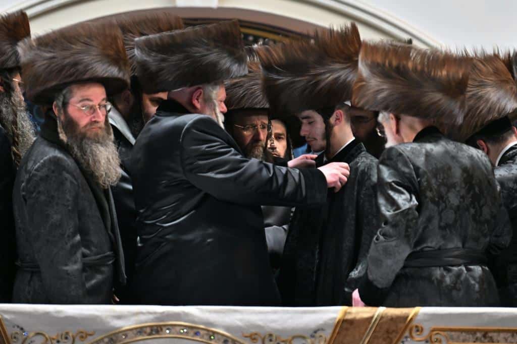 אלפים בשמחת בית ויז'ניץ ופרמישלאן  במתחם הדי סיטי בירושלים