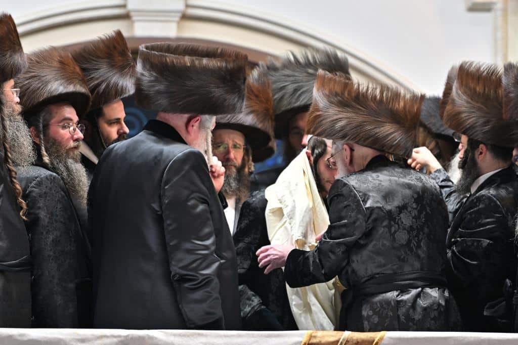 אלפים בשמחת בית ויז'ניץ ופרמישלאן  במתחם הדי סיטי בירושלים