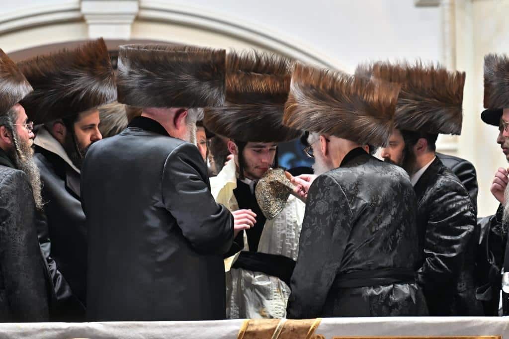 אלפים בשמחת בית ויז'ניץ ופרמישלאן  במתחם הדי סיטי בירושלים