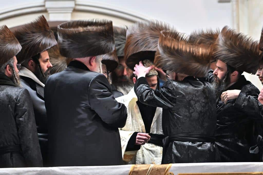 אלפים בשמחת בית ויז'ניץ ופרמישלאן  במתחם הדי סיטי בירושלים