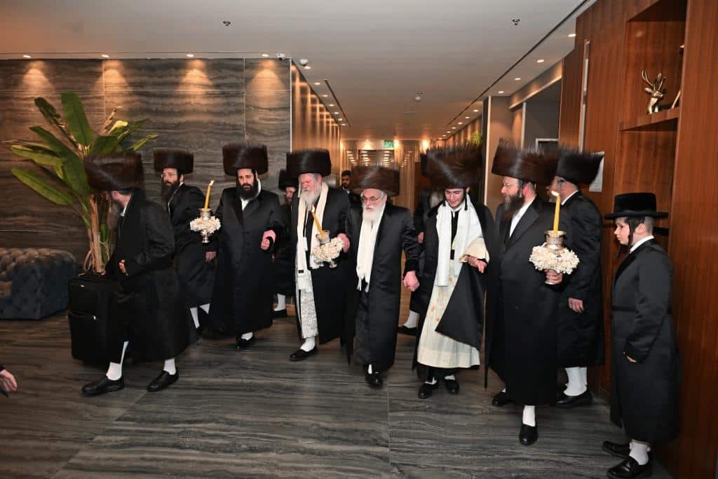 אלפים בשמחת בית ויז'ניץ ופרמישלאן  במתחם הדי סיטי בירושלים