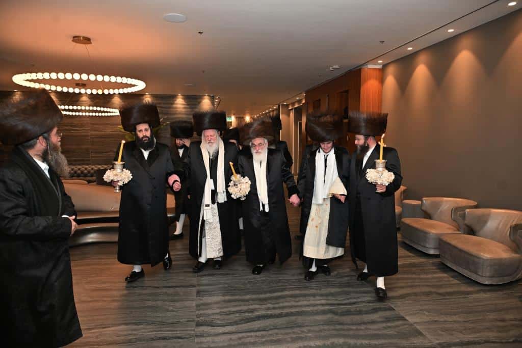 אלפים בשמחת בית ויז'ניץ ופרמישלאן  במתחם הדי סיטי בירושלים