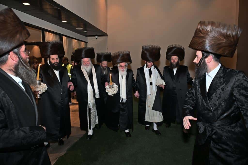 אלפים בשמחת בית ויז'ניץ ופרמישלאן  במתחם הדי סיטי בירושלים