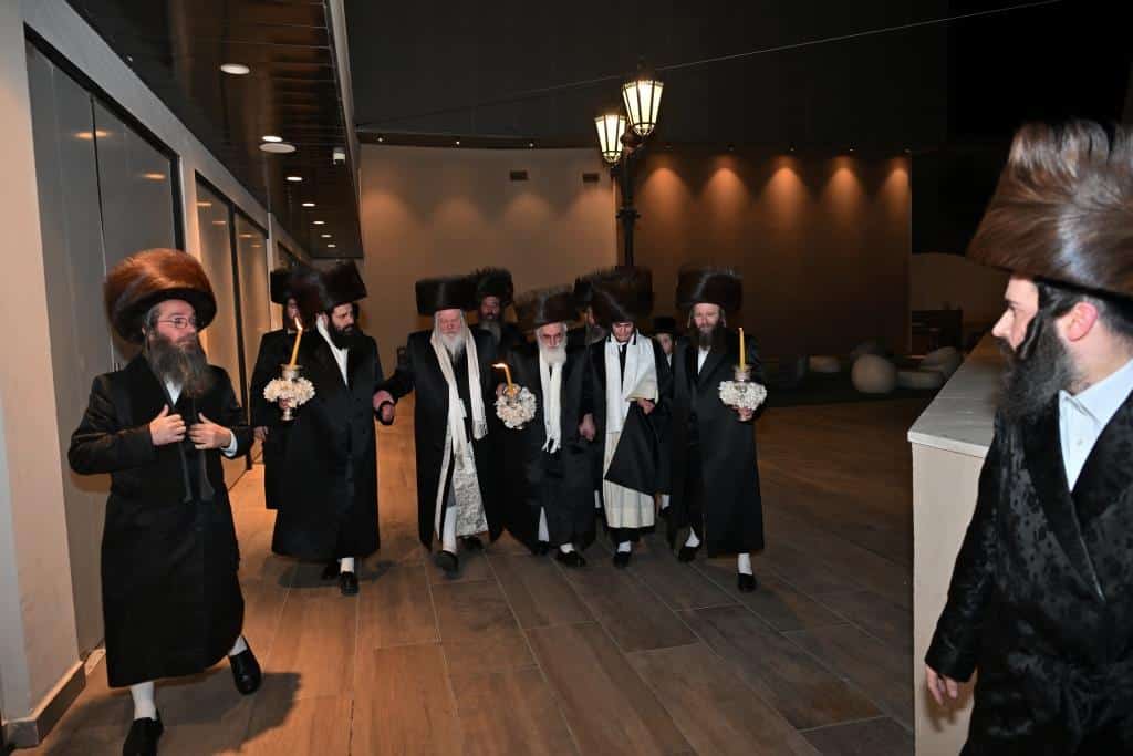 אלפים בשמחת בית ויז'ניץ ופרמישלאן  במתחם הדי סיטי בירושלים