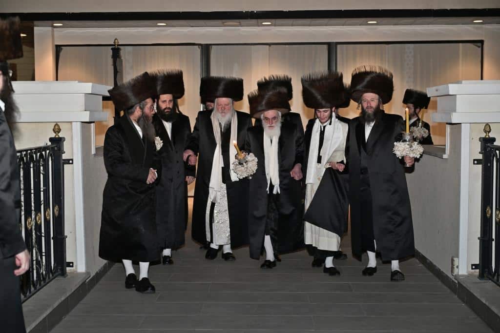 אלפים בשמחת בית ויז'ניץ ופרמישלאן  במתחם הדי סיטי בירושלים