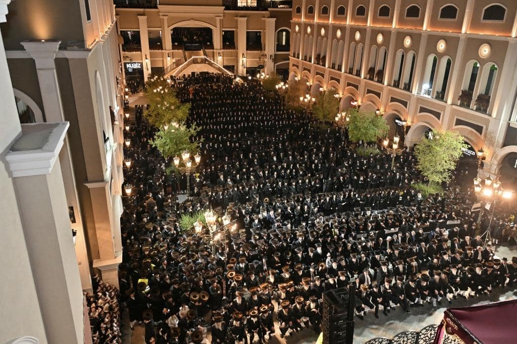 אלפים בשמחת בית ויז'ניץ ופרמישלאן  במתחם הדי סיטי בירושלים