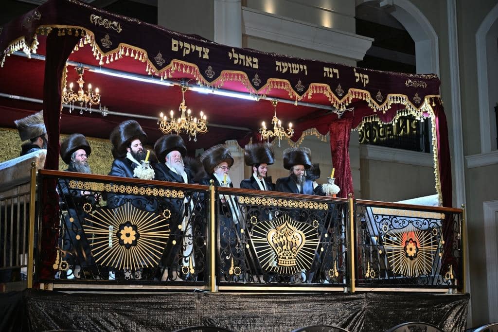 אלפים בשמחת בית ויז'ניץ ופרמישלאן  במתחם הדי סיטי בירושלים