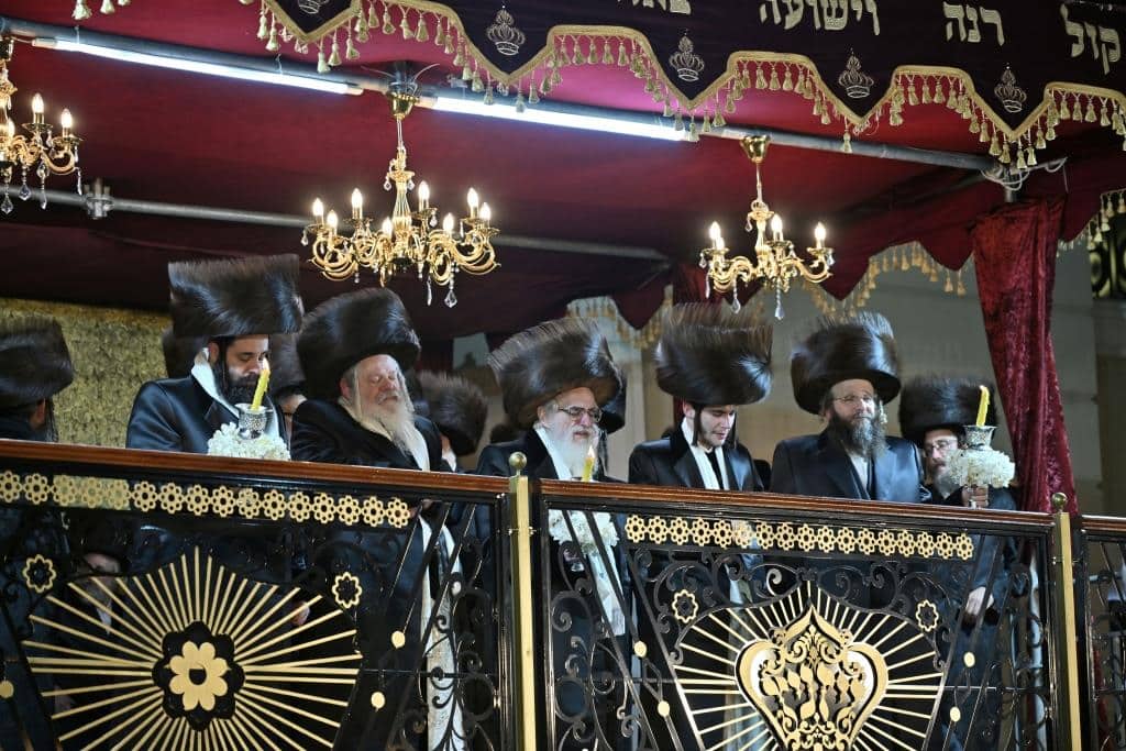 אלפים בשמחת בית ויז'ניץ ופרמישלאן  במתחם הדי סיטי בירושלים