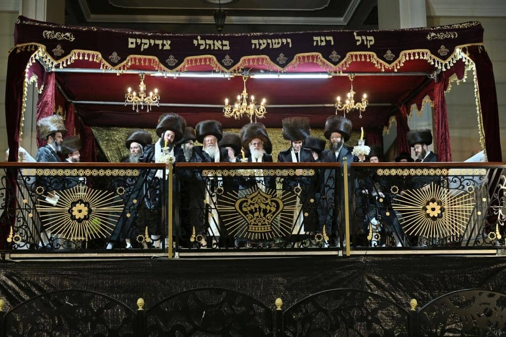 אלפים בשמחת בית ויז'ניץ ופרמישלאן  במתחם הדי סיטי בירושלים