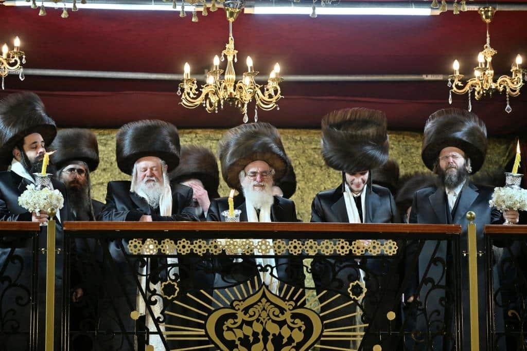 אלפים בשמחת בית ויז'ניץ ופרמישלאן  במתחם הדי סיטי בירושלים