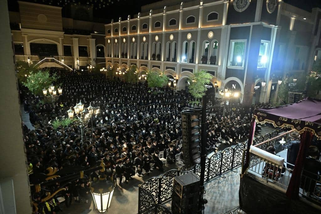 אלפים בשמחת בית ויז'ניץ ופרמישלאן  במתחם הדי סיטי בירושלים