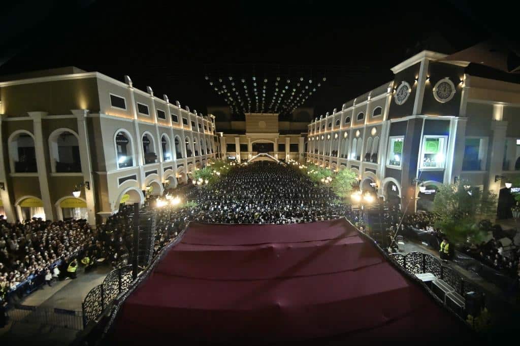 אלפים בשמחת בית ויז'ניץ ופרמישלאן  במתחם הדי סיטי בירושלים