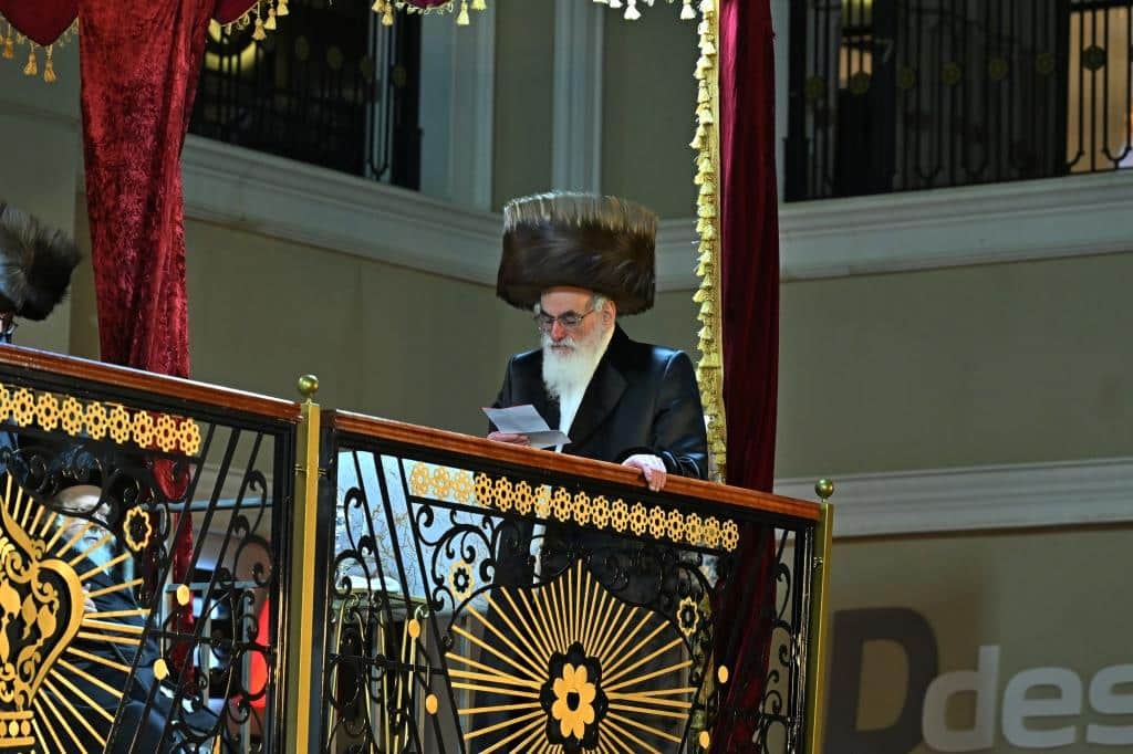 אלפים בשמחת בית ויז'ניץ ופרמישלאן  במתחם הדי סיטי בירושלים