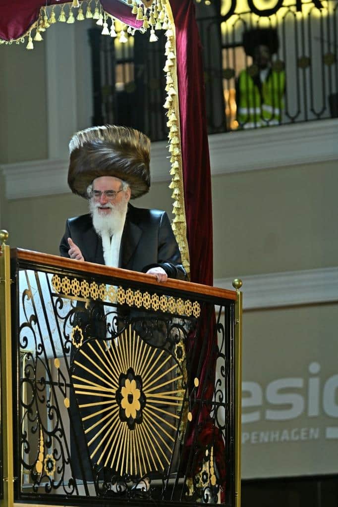 אלפים בשמחת בית ויז'ניץ ופרמישלאן  במתחם הדי סיטי בירושלים