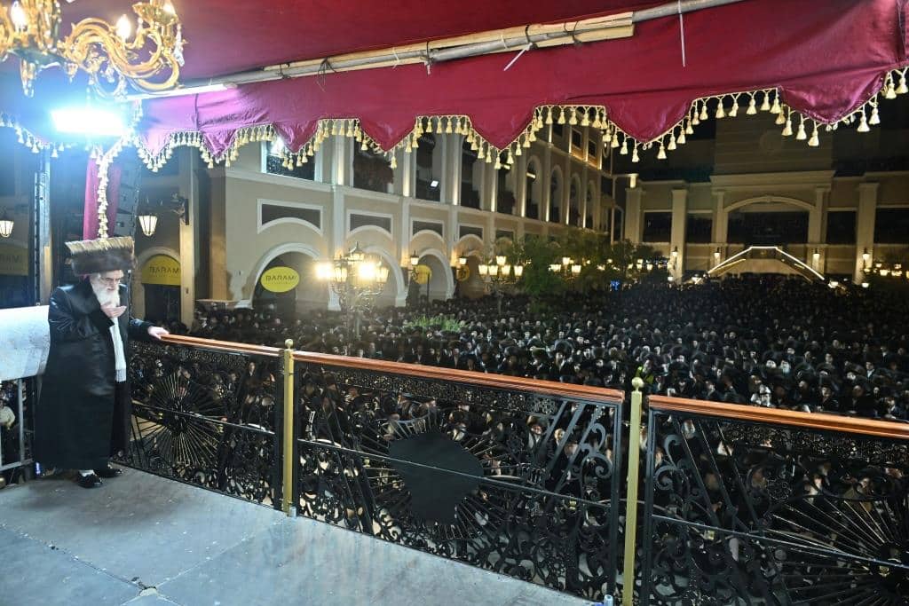 אלפים בשמחת בית ויז'ניץ ופרמישלאן  במתחם הדי סיטי בירושלים