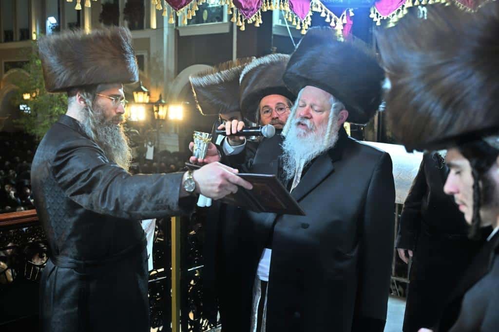 אלפים בשמחת בית ויז'ניץ ופרמישלאן  במתחם הדי סיטי בירושלים