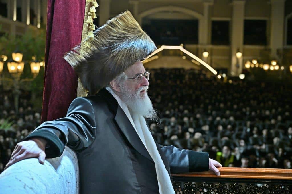 אלפים בשמחת בית ויז'ניץ ופרמישלאן  במתחם הדי סיטי בירושלים