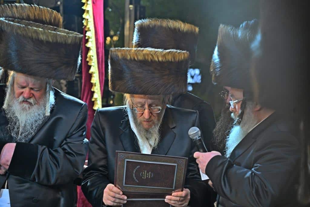 אלפים בשמחת בית ויז'ניץ ופרמישלאן  במתחם הדי סיטי בירושלים