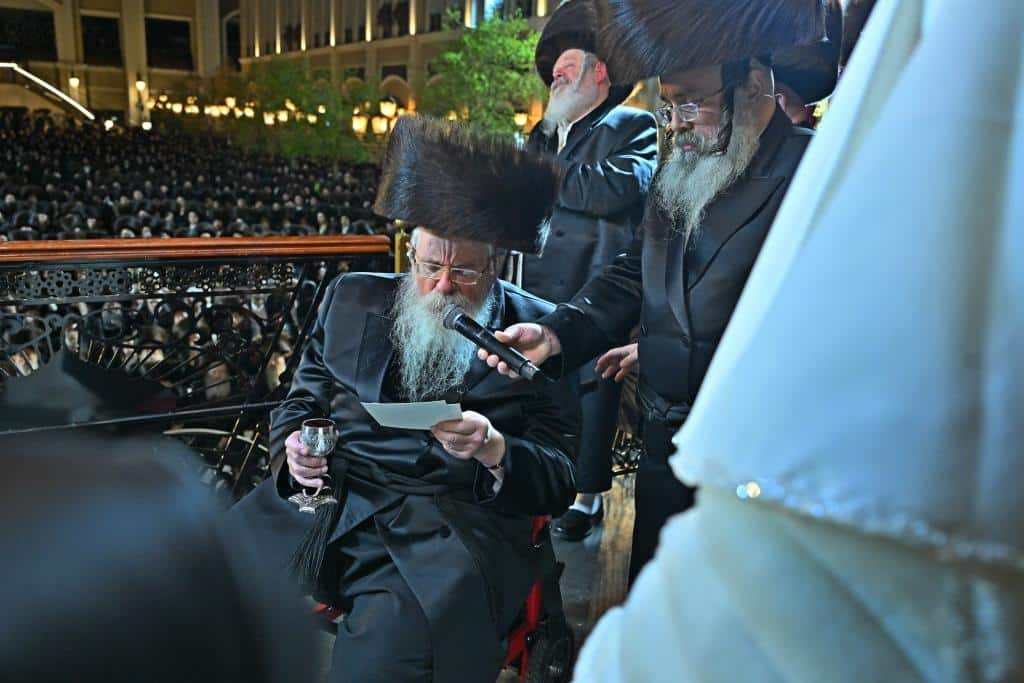 אלפים בשמחת בית ויז'ניץ ופרמישלאן  במתחם הדי סיטי בירושלים