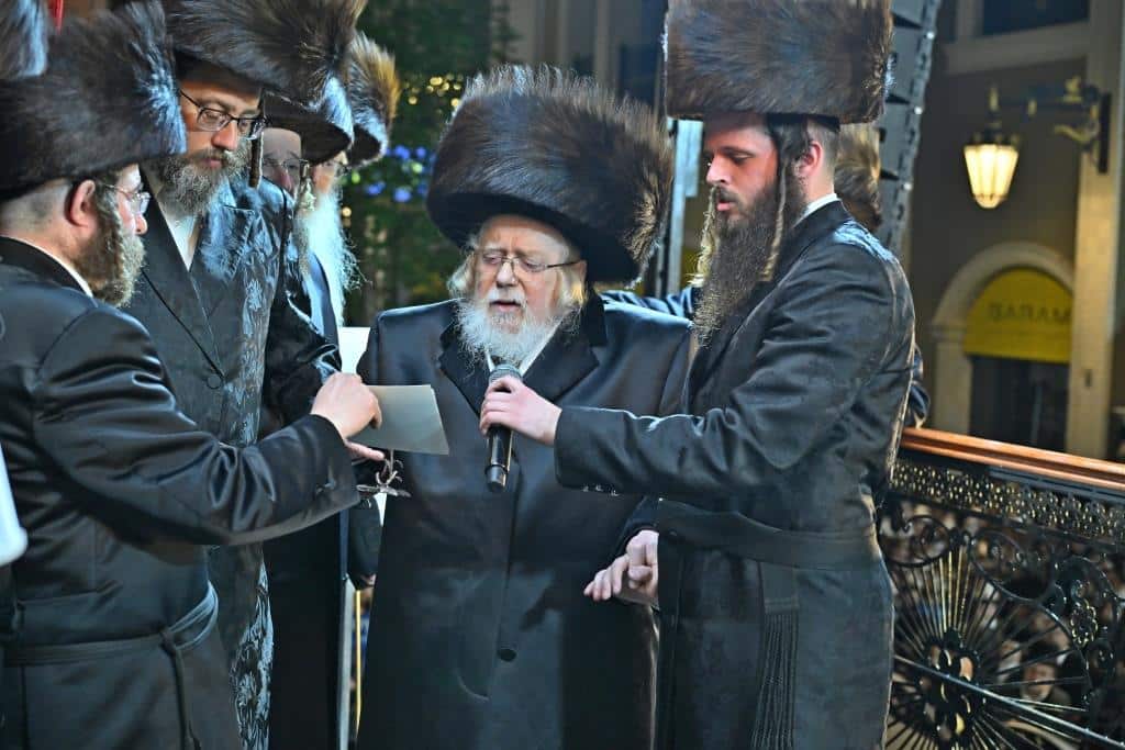 אלפים בשמחת בית ויז'ניץ ופרמישלאן  במתחם הדי סיטי בירושלים