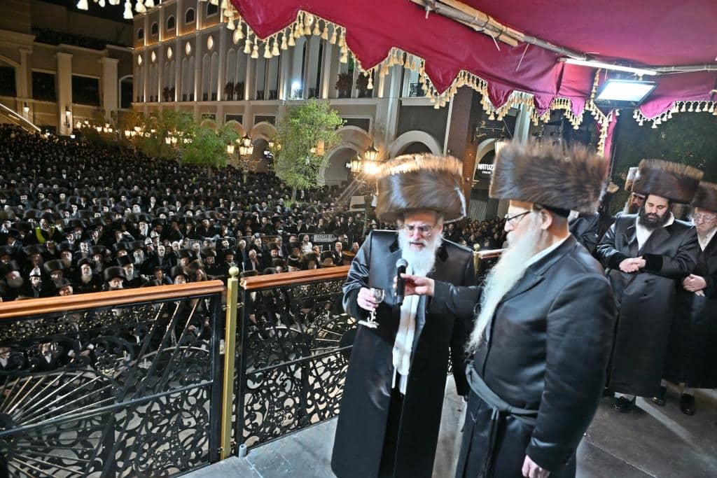 אלפים בשמחת בית ויז'ניץ ופרמישלאן  במתחם הדי סיטי בירושלים