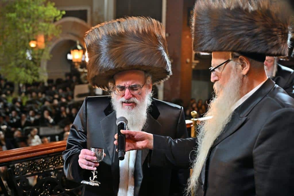 אלפים בשמחת בית ויז'ניץ ופרמישלאן  במתחם הדי סיטי בירושלים