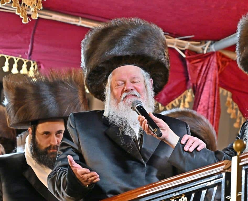 אלפים בשמחת בית ויז'ניץ ופרמישלאן  במתחם הדי סיטי בירושלים