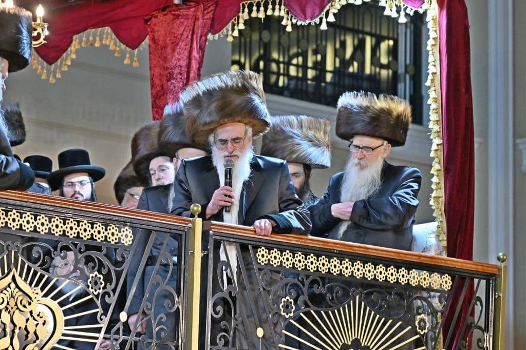 אלפים בשמחת בית ויז'ניץ ופרמישלאן  במתחם הדי סיטי בירושלים