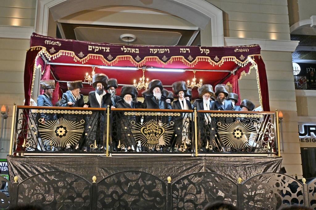 אלפים בשמחת בית ויז'ניץ ופרמישלאן  במתחם הדי סיטי בירושלים