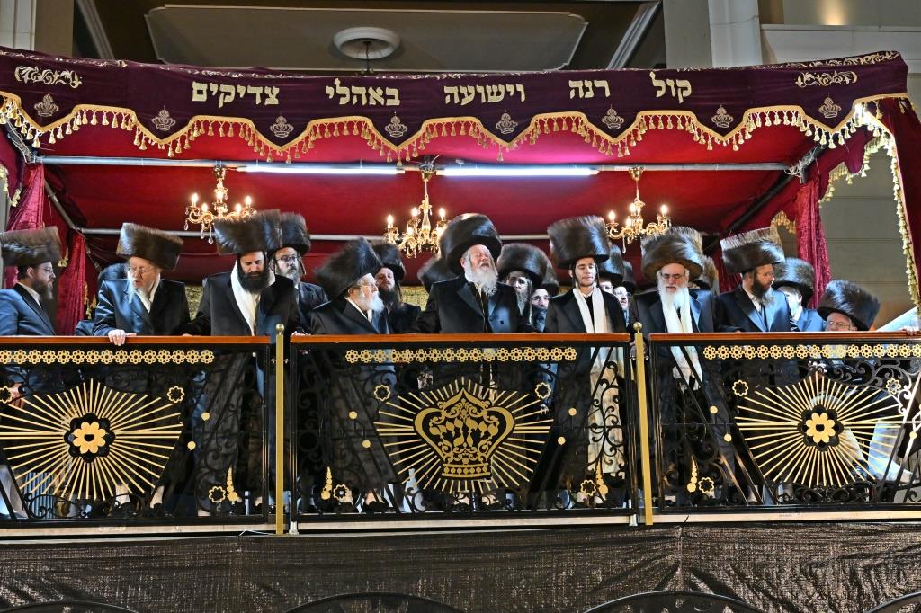 אלפים בשמחת בית ויז'ניץ ופרמישלאן  במתחם הדי סיטי בירושלים