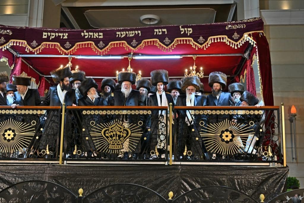 אלפים בשמחת בית ויז'ניץ ופרמישלאן  במתחם הדי סיטי בירושלים