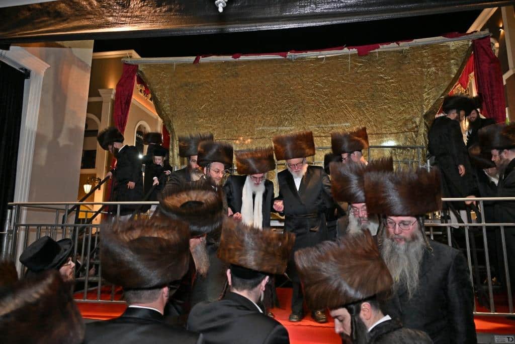 אלפים בשמחת בית ויז'ניץ ופרמישלאן  במתחם הדי סיטי בירושלים