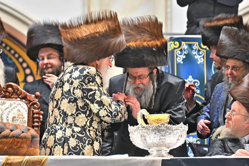 אלפים בשמחת בית ויז'ניץ ופרמישלאן  במתחם הדי סיטי בירושלים