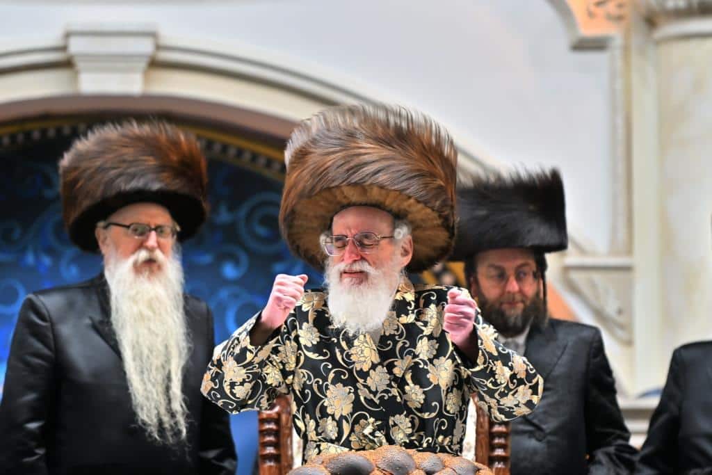 אלפים בשמחת בית ויז'ניץ ופרמישלאן  במתחם הדי סיטי בירושלים