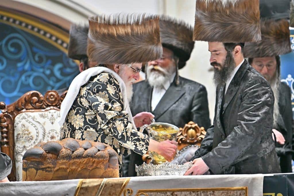 אלפים בשמחת בית ויז'ניץ ופרמישלאן  במתחם הדי סיטי בירושלים