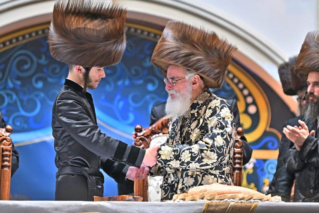 אלפים בשמחת בית ויז'ניץ ופרמישלאן  במתחם הדי סיטי בירושלים