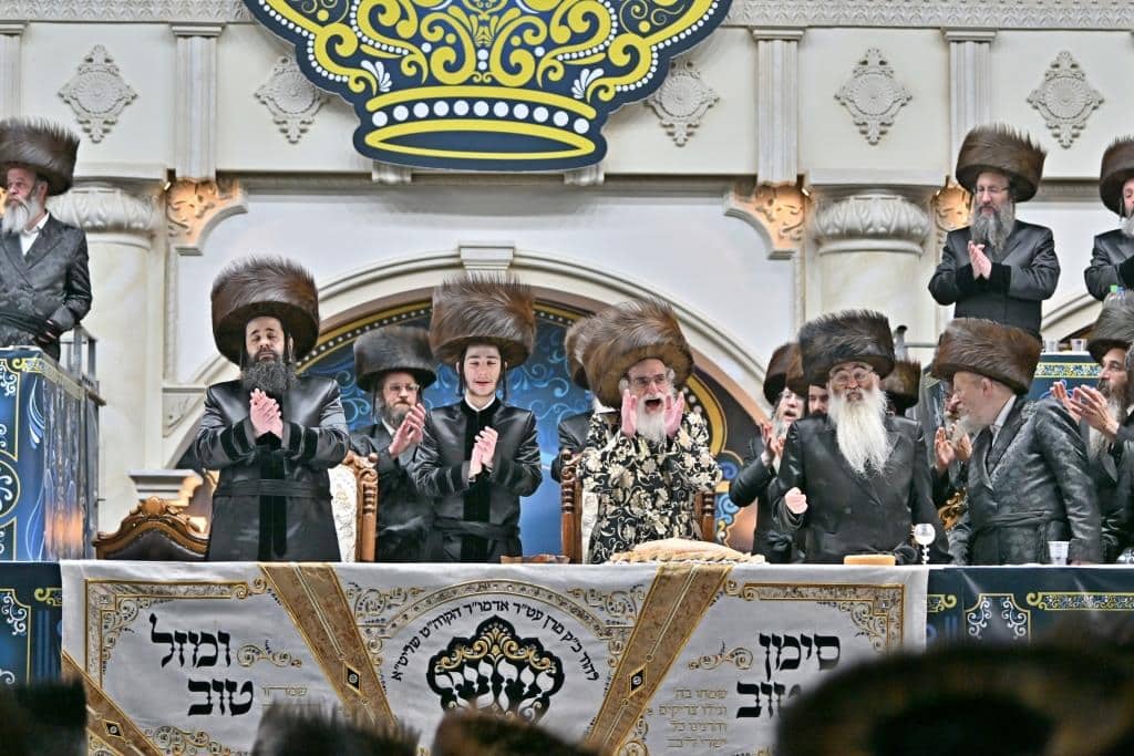 אלפים בשמחת בית ויז'ניץ ופרמישלאן  במתחם הדי סיטי בירושלים