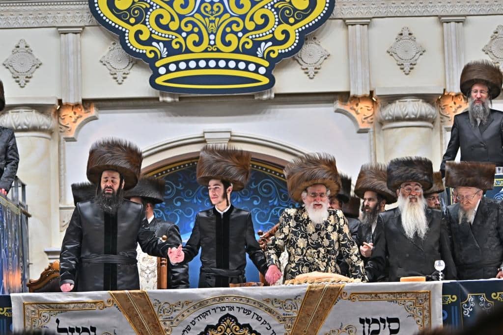 אלפים בשמחת בית ויז'ניץ ופרמישלאן  במתחם הדי סיטי בירושלים